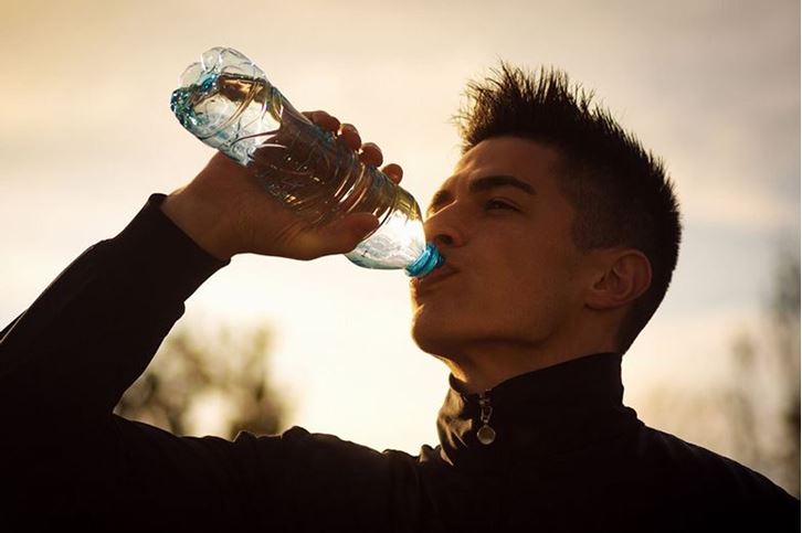 اهمیت نوشیدن آب حین ورزش