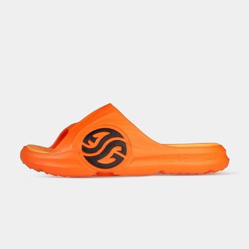 اسلیپر مردانه برند 361 درجه، ساخته‌شده از متریال باکیفیت کوییک‌فوم (Quick Foam)، بسیار سبک، نرم و راحت برای استفاده روزمره، داخل منزل، سفر و استخر؛ طراحی ارگونومیک و مینیمال با زیره ضدلغزش، مناسب فصول گرم سال. این دمپایی مردانه با فناوری خاص 361 درجه، ضربه‌گیری بالا و انعطاف‌پذیری بی‌نظیری دارد و انتخابی عالی برای آقایانی است که به راحتی، دوام و استایل اهمیت می‌دهن