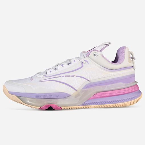 کفش مردانه طرح بسکتبال با رنگ بنفش از برند 361، طراحی شده برای ورزش‌های پرفشار مانند بسکتبال با تمرکز بر جذب شوک، افزایش پایداری مچ پا و انعطاف‌پذیری بالا. دارای کفی ENGRX برای جذب ضربه در حرکات سریع، پریدن و چرخش‌های ناگهانی. مناسب برای استفاده حرفه‌ای و نیمه‌حرفه‌ای در زمین بسکتبال