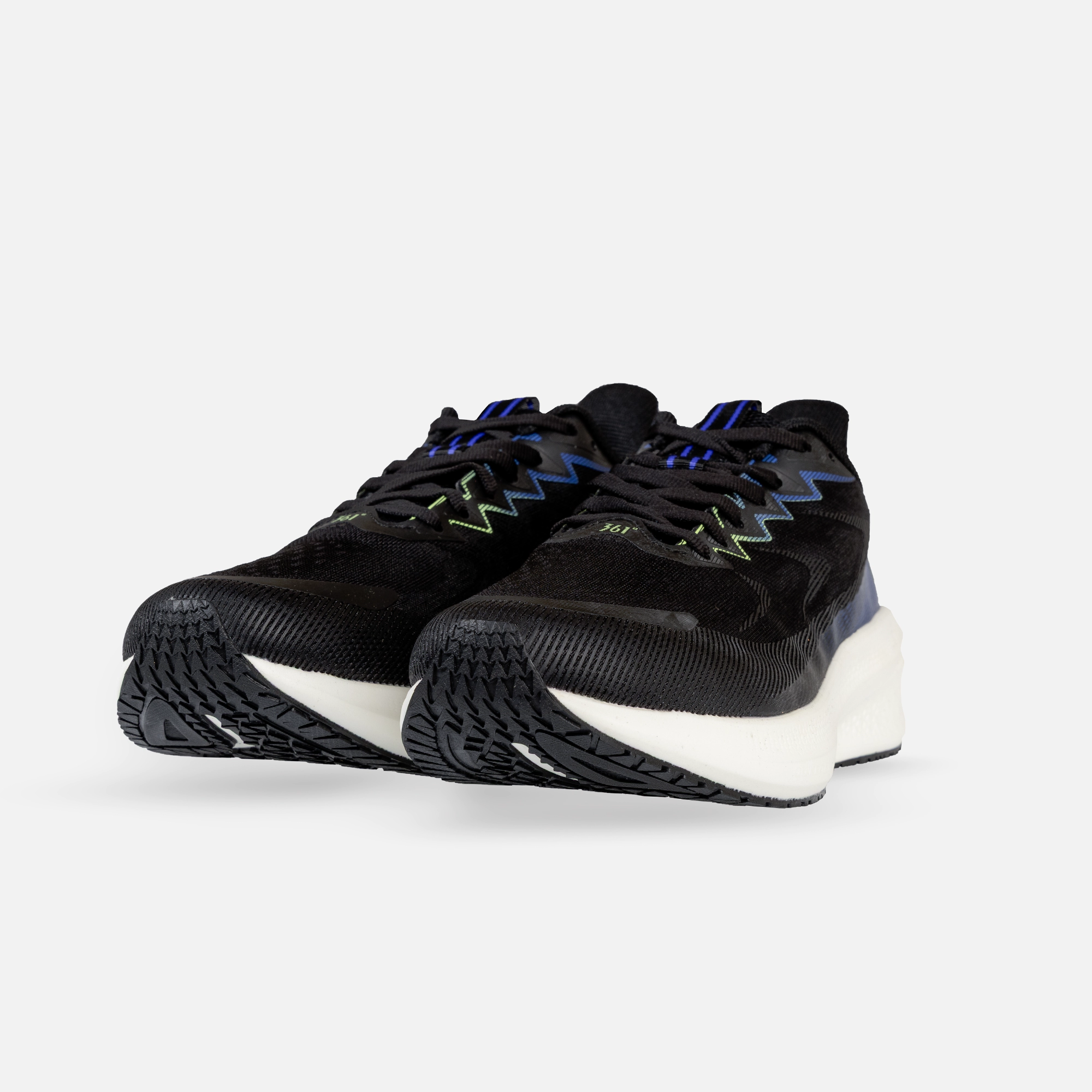 کفش مخصوص دویدن مردانه ۳۶۱ درجه مدل W572422205-5 با رویه پارچه‌ای مشکی و زیره EVA+Rubber، مناسب برای دویدن روزانه، پیاده‌روی طولانی و تمرین ورزشی.
