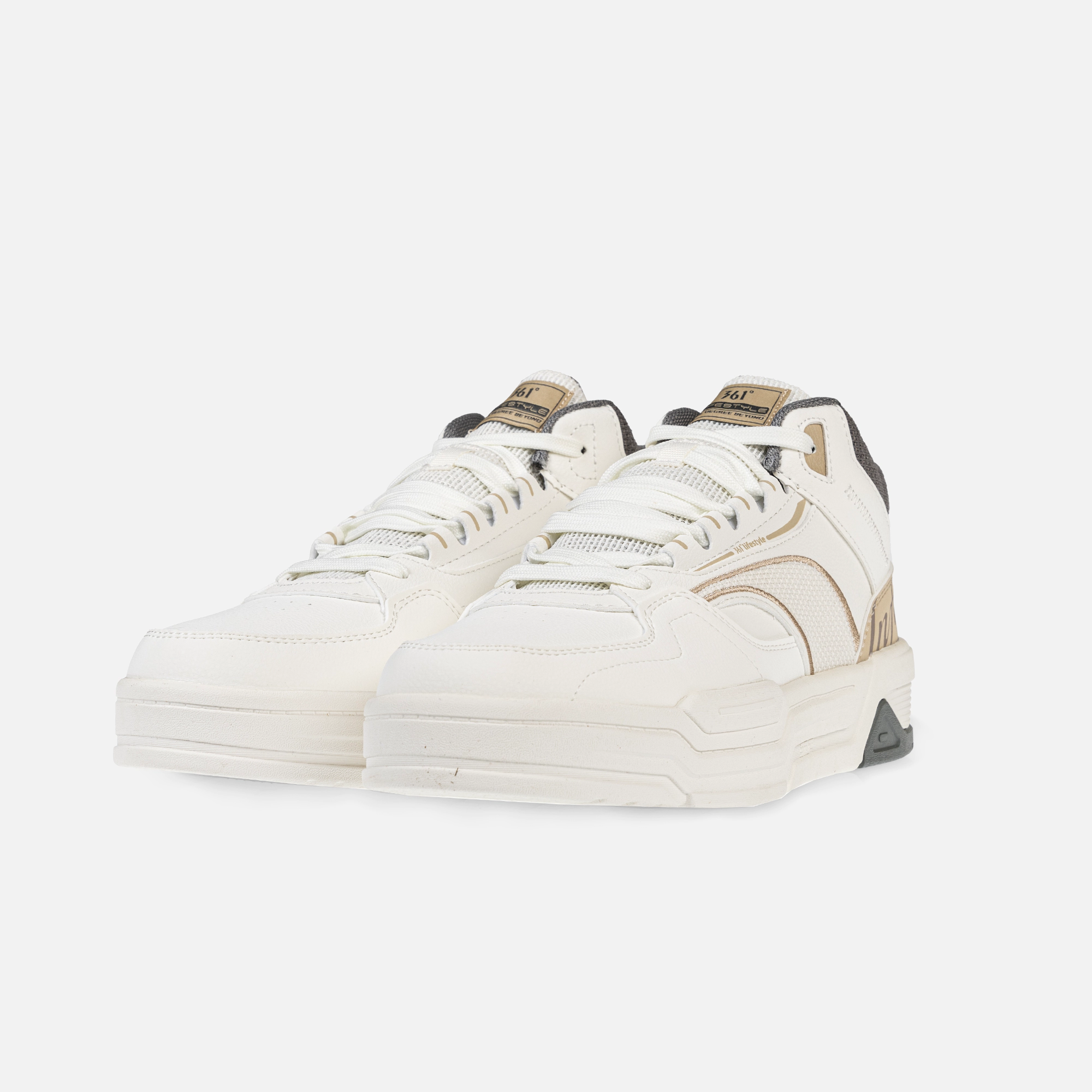 کفش روزمره مردانه ۳۶۱ درجه مدل W572446608-1 رنگ سفید و کرم، سبک و راحت با رویه چرم مصنوعی و پارچه، زیره EVA + Rubber جذب‌کننده ضربه، مناسب پیاده‌روی کوتاه و طولانی، استفاده روزمره و فعالیت‌های سبک، محافظت از پا و راحتی حین راه رفتن