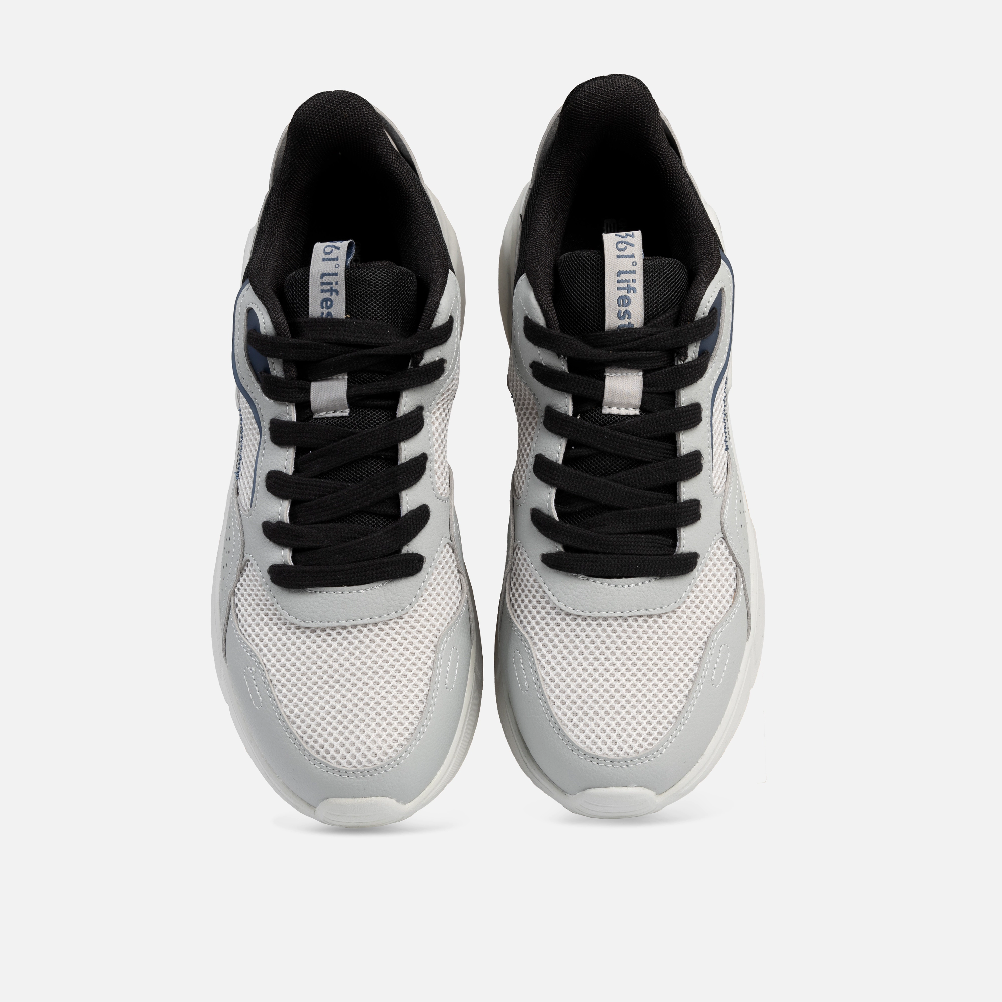 کفش روزمره مردانه W572436709-4 برند 361 درجه، مدل M's Lifestyle، رنگ طوسی، سبک و راحت، مناسب پیاده‌روی کوتاه و طولانی، با طراحی ارگونومیک و جذب شوک زمین، محافظت از پا و جلوگیری از تاول و میخچه، انتخابی ایده‌آل برای استفاده روزمره مردان