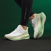 کفش دویدن زنانه سفید و سبز W682512214-1 برند 361 درجه با رویه پارچه‌ای تنفس‌پذیر و زیره EVA سبک، مناسب دویدن و تمرین در باشگاه