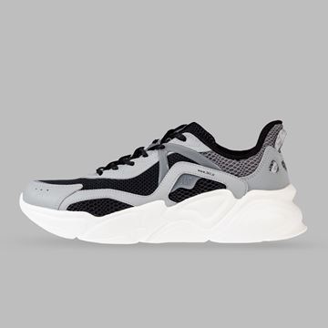 کفش روزمره مردانه ۳۶۱ درجه مدل W572436768-6 رنگ طوسی و مشکی، سبک و راحت با رویه پارچه تنفس‌پذیر، چرم مصنوعی و TPU، زیره EVA جذب‌کننده ضربه، مناسب پیاده‌روی کوتاه و طولانی، استفاده روزمره و فعالیت‌های سبک، محافظت از پا و راحتی حین راه رفتن