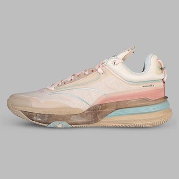 کفش بسکتبال مردانه برند 361 درجه، رنگ کرم، با طراحی مقاوم و انعطاف‌پذیر، مناسب برای دویدن، پریدن و چرخش سریع، دارای سیستم جذب شوک و حمایت از مچ پا برای جلوگیری از آسیب‌های ورزشی.