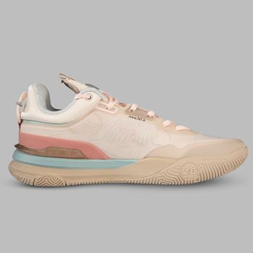 کفش بسکتبال مردانه برند 361 درجه، رنگ کرم، با طراحی مقاوم و انعطاف‌پذیر، مناسب برای دویدن، پریدن و چرخش سریع، دارای سیستم جذب شوک و حمایت از مچ پا برای جلوگیری از آسیب‌های ورزشی.