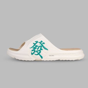 اسلیپر مردانه برند 361 درجه، ساخته‌شده از متریال باکیفیت کوییک‌فوم (Quick Foam)، بسیار سبک، نرم و راحت برای استفاده روزمره، داخل منزل، سفر و استخر؛ طراحی ارگونومیک و مینیمال با زیره ضدلغزش، مناسب فصول گرم سال. این دمپایی مردانه با فناوری خاص 361 درجه، ضربه‌گیری بالا و انعطاف‌پذیری بی‌نظیری دارد و انتخابی عالی برای آقایانی است که به راحتی، دوام و استایل اهمیت می‌دهن