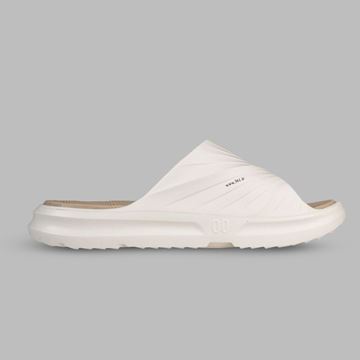 اسلیپر مردانه برند 361 درجه، ساخته‌شده از متریال باکیفیت کوییک‌فوم (Quick Foam)، بسیار سبک، نرم و راحت برای استفاده روزمره، داخل منزل، سفر و استخر؛ طراحی ارگونومیک و مینیمال با زیره ضدلغزش، مناسب فصول گرم سال. این دمپایی مردانه با فناوری خاص 361 درجه، ضربه‌گیری بالا و انعطاف‌پذیری بی‌نظیری دارد و انتخابی عالی برای آقایانی است که به راحتی، دوام و استایل اهمیت می‌دهن