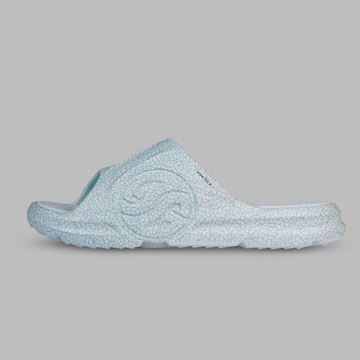 اسلیپر مردانه برند 361 درجه، ساخته‌شده از متریال باکیفیت کوییک‌فوم (Quick Foam)، بسیار سبک، نرم و راحت برای استفاده روزمره، داخل منزل، سفر و استخر؛ طراحی ارگونومیک و مینیمال با زیره ضدلغزش، مناسب فصول گرم سال. این دمپایی مردانه با فناوری خاص 361 درجه، ضربه‌گیری بالا و انعطاف‌پذیری بی‌نظیری دارد و انتخابی عالی برای آقایانی است که به راحتی، دوام و استایل اهمیت می‌دهن