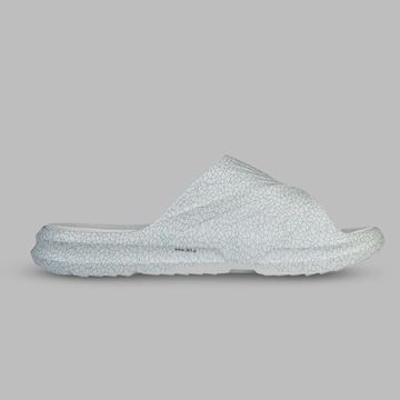 اسلیپر مردانه برند 361 درجه، ساخته‌شده از متریال باکیفیت کوییک‌فوم (Quick Foam)، بسیار سبک، نرم و راحت برای استفاده روزمره، داخل منزل، سفر و استخر؛ طراحی ارگونومیک و مینیمال با زیره ضدلغزش، مناسب فصول گرم سال. این دمپایی مردانه با فناوری خاص 361 درجه، ضربه‌گیری بالا و انعطاف‌پذیری بی‌نظیری دارد و انتخابی عالی برای آقایانی است که به راحتی، دوام و استایل اهمیت می‌دهن